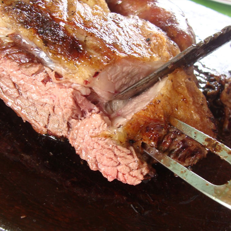 ¿Deberías dorar la carne antes de asarla? El secreto para parrilladas perfectas
